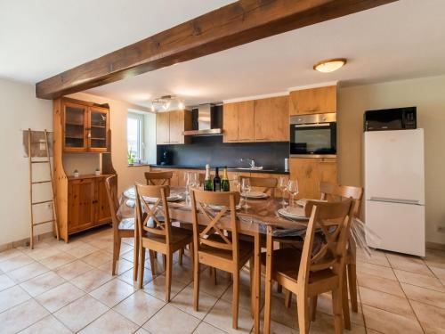 uma cozinha com uma mesa e cadeiras e um frigorífico em Holiday home in Waimes with natural surroundings em Waimes