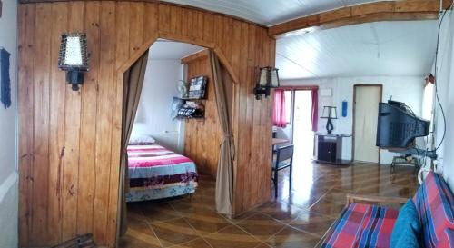 a room with a bedroom with a bed and a tv at Maridalba in La Coronilla