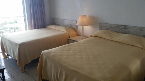 Montego Bay Club Beach Resortにあるベッド