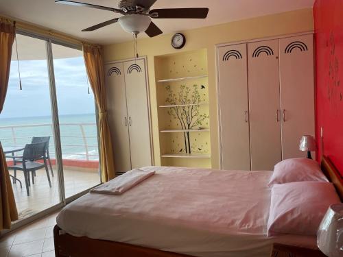 Кровать или кровати в номере Apartamento en Atacames con vista al mar