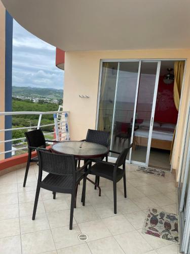 a table and chairs on a balcony with a bed at Apartamento en Atacames con vista al mar in Atacames