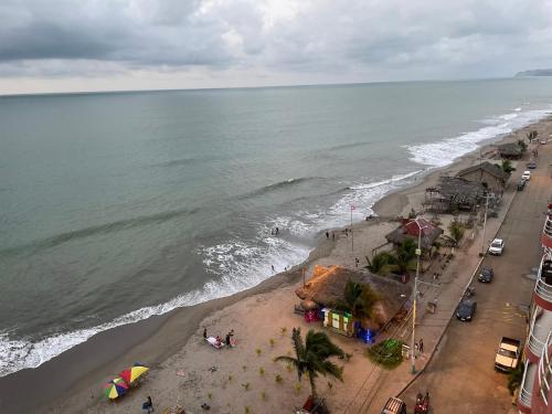 an aerial view of a beach with the ocean at Apartamento en Atacames con vista al mar in Atacames