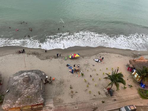 an overhead view of a beach with a crowd of people at Apartamento en Atacames con vista al mar in Atacames
