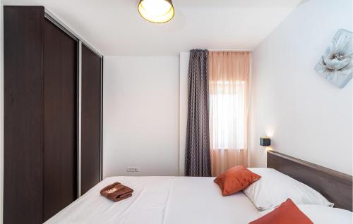 Кровать или кровати в номере 6 Bedroom Cozy Home In Bibinje