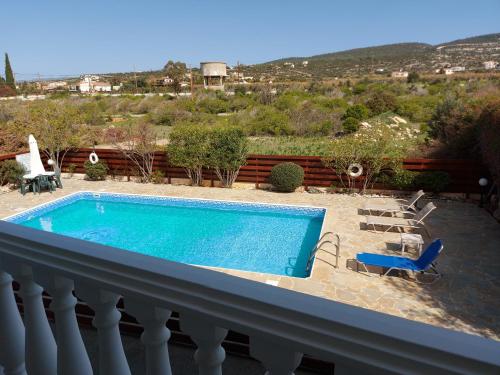 una piscina en el balcón de una casa en SEA CAVES suite, en Peyia