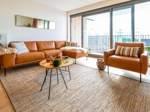 uma sala de estar com um sofá e uma mesa em Luxurious Crystal Sea View apartment with 2 terraces em Oostende