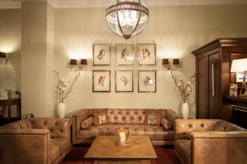 a living room with a couch and two couches at The Ascot Hotel in Cologne