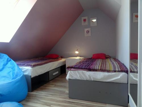 Giường trong phòng chung tại Krynica Morska Apartament Przy Plaży