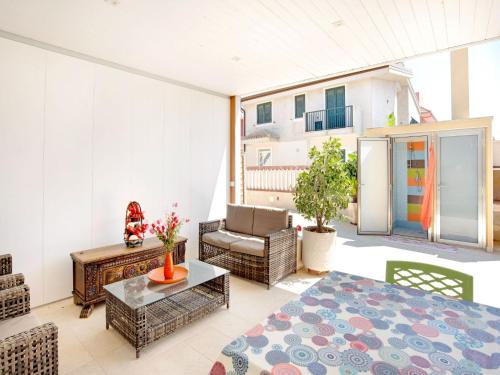 Flat near the sea with air conditioning and patio