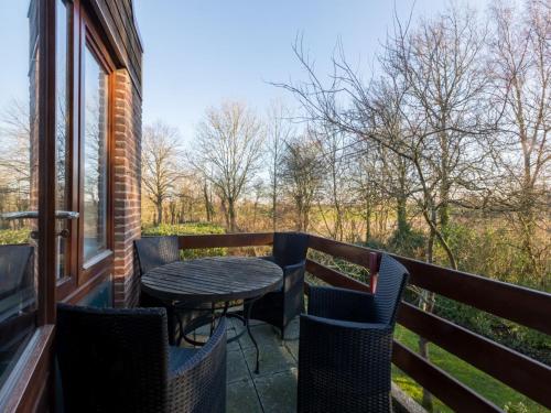 een patio met een tafel en stoelen op een balkon bij Completely renovated apartment within walking distance of Veere in Veere