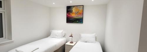 Ένα ή περισσότερα κρεβάτια σε δωμάτιο στο Garland Stylish Apartment 1 in Greater London