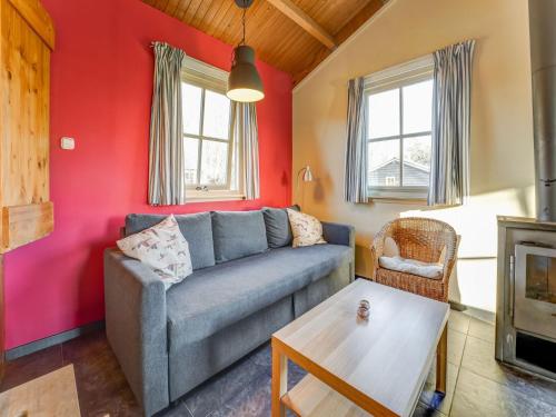 - un salon avec un canapé et une table dans l'établissement Delightful Holiday Home in Lage Zwaluwe with Garden, à Lage Zwaluwe