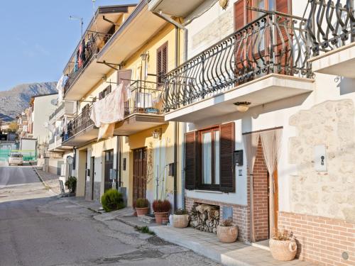 uma fila de casas com varandas numa rua em Belvilla by OYO Sirente House em Aielli