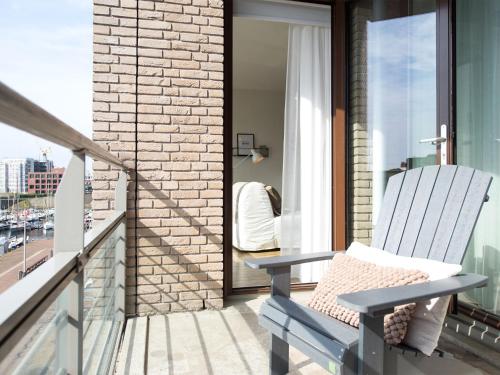 Balkonas arba terasa apgyvendinimo įstaigoje Modern apartment located on the Scheveningen coast