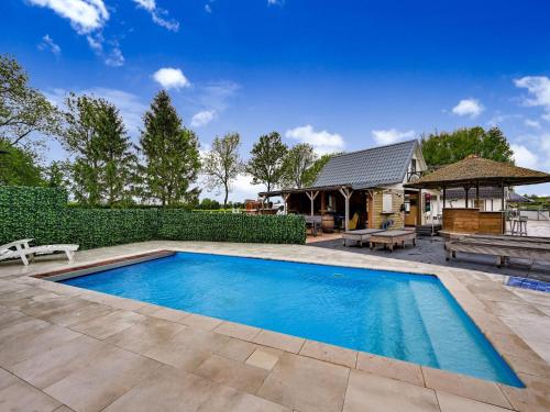 - une piscine dans l'arrière-cour d'une maison dans l'établissement Tasteful Villa in Didam with Garden, à Didam