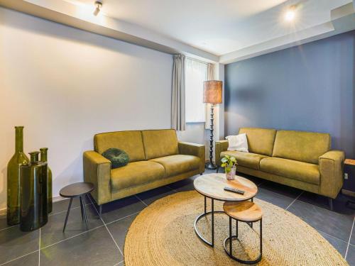 uma sala de estar com dois sofás e uma mesa em Cozy Apartment in Grubbenvorst In a Hotel With Terrace em Grubbenvorst