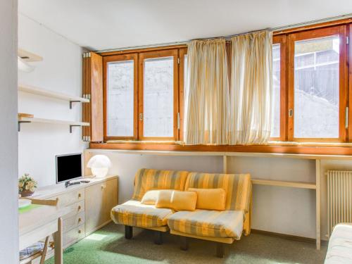 salon z kanapą, biurkiem i oknami w obiekcie Apartment in Cervinia in a ski resort w mieście Breuil