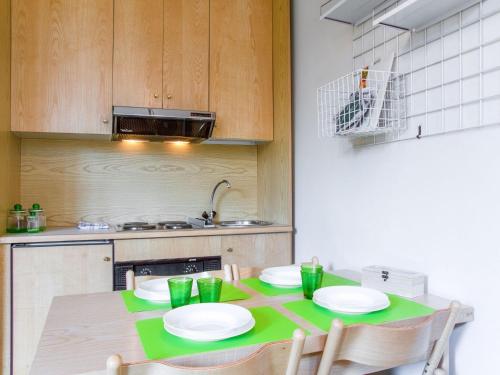 kuchnia ze stołem z płytami w obiekcie Apartment in Cervinia in a ski resort w mieście Breuil