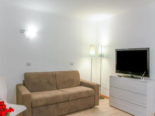 Breuil的住宿－Belvilla by OYO Grand Ourse bilocale，带沙发和平面电视的客厅