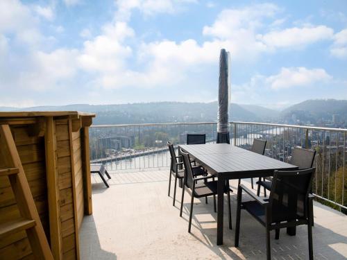 una mesa y sillas en un balcón con vistas en Beautiful holiday home in Huy with a terrace, en Huy