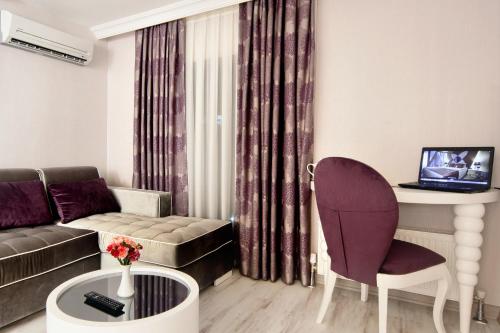 TV a/nebo společenská místnost v ubytování Demonti Hotel