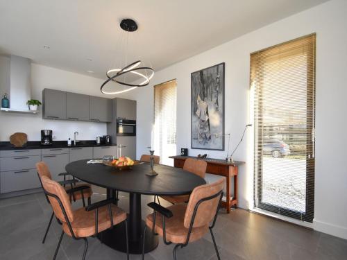 - une cuisine et une salle à manger avec une table et des chaises dans l'établissement Stunning Villa in Zeewolde near Veluwemeer Lake, à Zeewolde