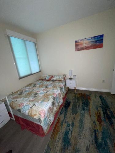 een slaapkamer met een bed en een raam bij Resort like stay in a lovely room near UCI in Irvine