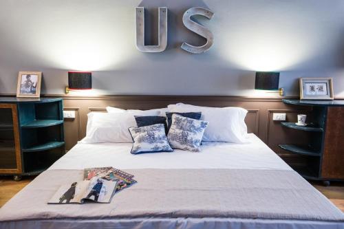 a large bed with a us sign on the wall at Soprarno Suites in Florence