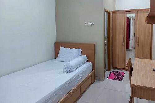 Postel nebo postele na pokoji v ubytování KoolKost @ Jalan Tirto Agung (Minimum Stay 6 Nights)