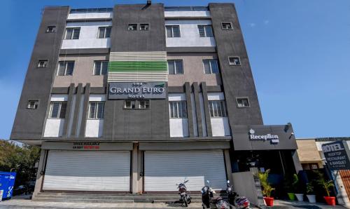 um grupo de motociclos estacionados em frente a um edifício em Treebo Trend Grand Euro Pipliyahana Square em Indore