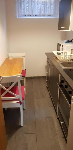 a kitchen with a table and a table and a stove at 2x Monteurwohnung 1x 2 kleine Einzelzimmer 1x Doppelbett und Schlafcouch im Wohnbereich in Siegen