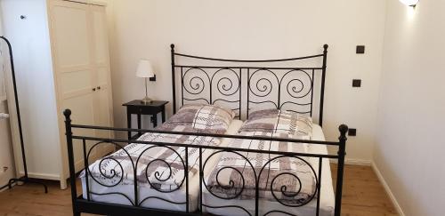Katil atau katil-katil dalam bilik di 2x Monteurwohnung 1x 2 kleine Einzelzimmer 1x Doppelbett und Schlafcouch im Wohnbereich