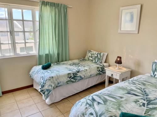 1 Schlafzimmer mit 2 Betten und einem Fenster in der Unterkunft 65 Settler Sands Beachfront Accommodation in Port Alfred