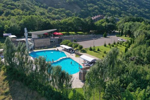 Arzakan的住宿－Best Resort Aghveran，公园游泳池的顶部景色