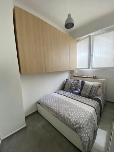 une chambre avec un lit avec des oreillers dessus dans l'établissement Cosy 2 pièces, résidence en front de mer, Roquebrune Cap Martin, à Roquebrune-Cap-Martin