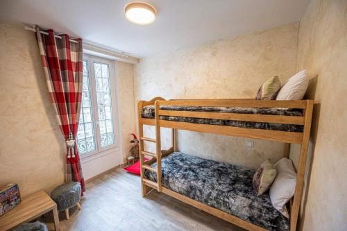 two bunk beds in a room with a window at Hotel La Bonne Auberge in Saint-Martin-Vésubie