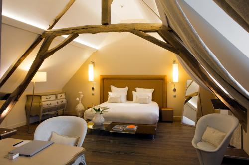 מיטה או מיטות בחדר ב-Maison Doucet - Relais & Châteaux