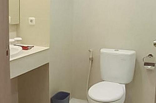 Kylpyhuone majoituspaikassa Hotel Mutiara Mitra RedDoorz