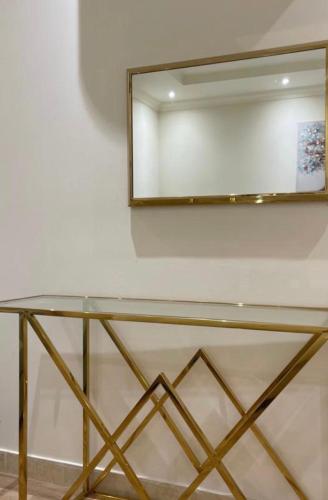 una mesa de cristal con un espejo en la pared en شقة فاخرة في حطين en Riad