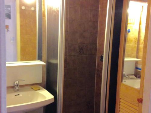 a bathroom with a sink and a shower at Appartement Valloire, 2 pièces, 4 personnes - FR-1-263-46 in Valloire