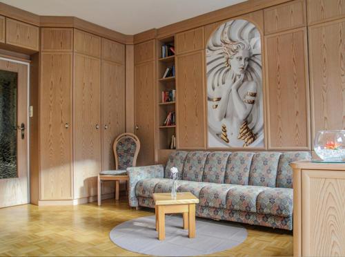 a living room with a couch and a statue at Studio-Appartement Drei Hörndl in Bad Hofgastein