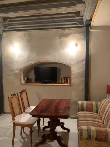 Historische Renaissance-Stube Kahla في Kahla: غرفة معيشة مع طاولة وأريكة