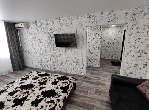 TuymazyにあるSutki 700 Komarova 28の白黒の壁のベッドルーム