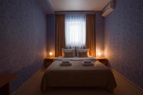 Un pat sau paturi într-o cameră la Отель Мираж