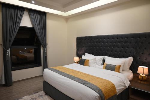 Un pat sau paturi într-o cameră la راوند للاجنحة الفندقية