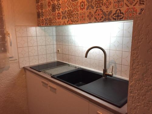 Η κουζίνα ή μικρή κουζίνα στο Maison chaleureuse climatisée à Maubuisson, proche lac