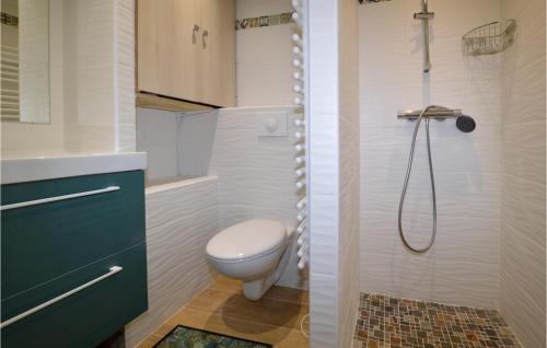 a bathroom with a toilet and a shower at Awesome Apartment In San Lorenzo in San-Lorenzo