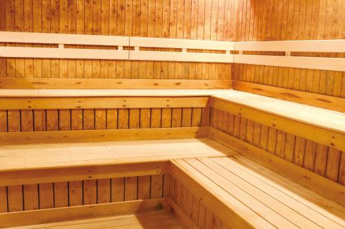 an empty wooden sauna with wooden benches in it at 将軍の湯 久能山本陣 Liberty Resort in Komagoe