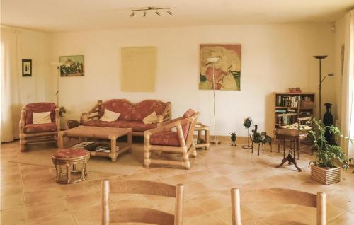 - un salon avec un canapé et des chaises dans l'établissement Awesome Home In Argeliers With Wifi, à Argeliers