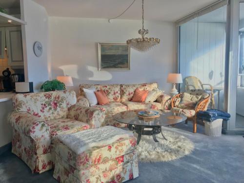 ein Wohnzimmer mit einem Sofa und einem Tisch in der Unterkunft Panoramablick Ostseefjord Schlei in Schleswig
